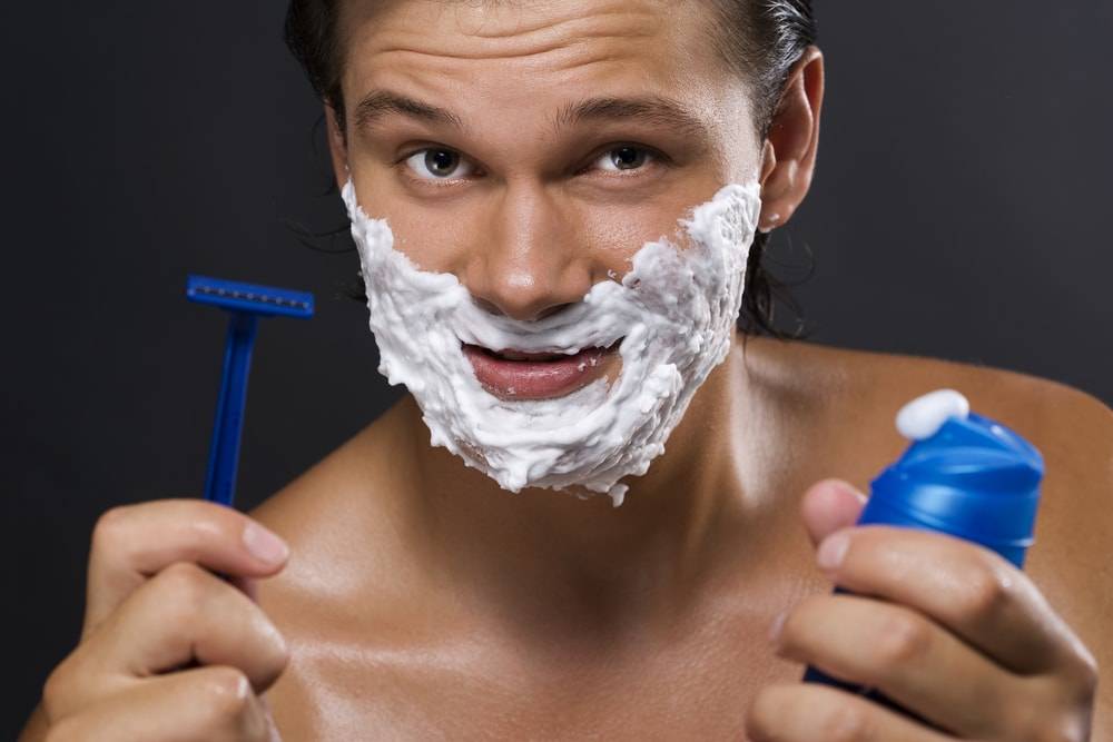 Если мужчина бреется бритвой