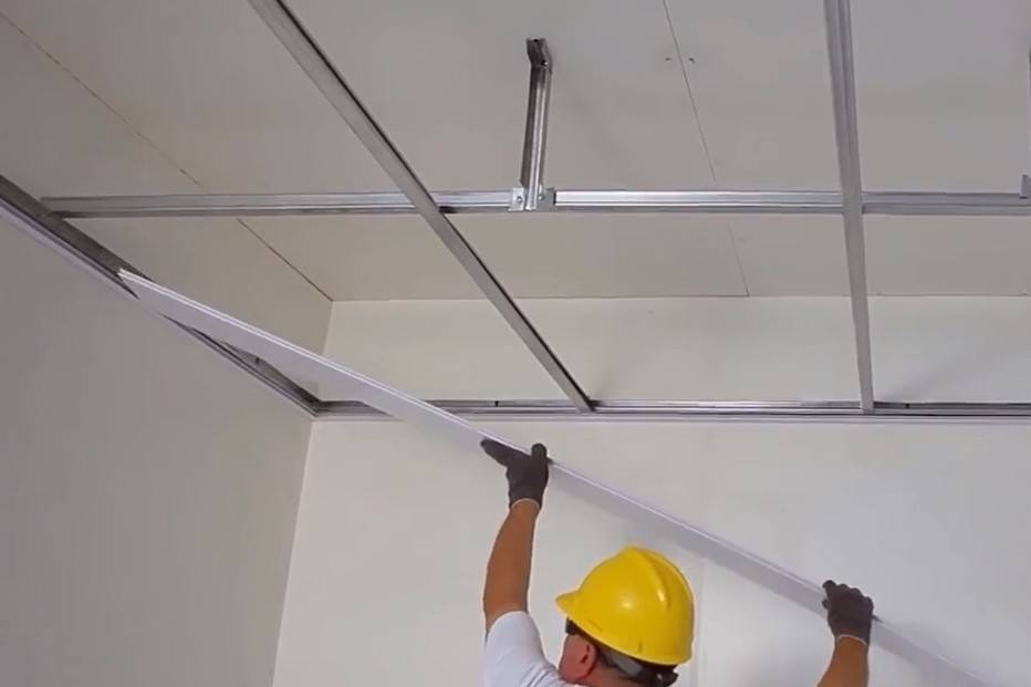 Как обшить потолок пластиковыми панелями - советы профессионала