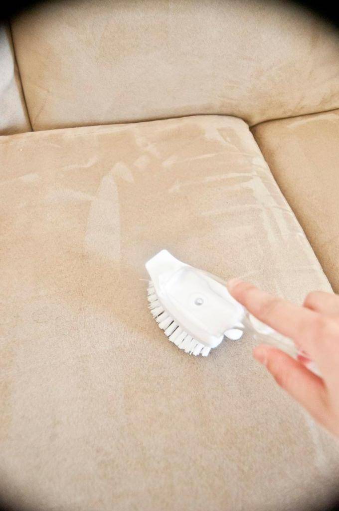 Как удалить с дивана жирные, масляные пятна
