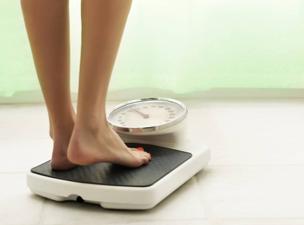 Почему электронные напольные весы показывают разный вес