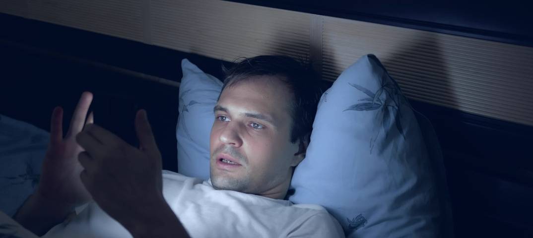 Безопасно ли спать со смартфоном возле подушки: что говорят эксперты